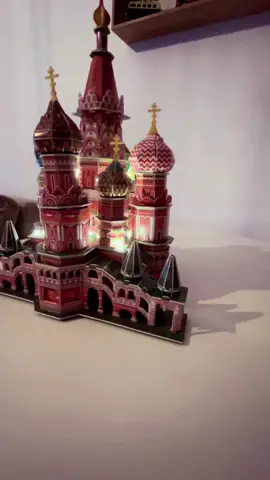 Puzzle 3D - Cathedral St Basil. Ubicada en la Plaza Roja de Moscú. #puzzle #puzzle3d #entretenimiento #maqueta #stbasilscathedral 