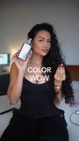 Teste novos produtos comigo🕵🏼‍♀️ | Color Wow for Culry Hair ➿ “sem silicone que simultaneamente combate o frizz, controla os níveis de umidade e suaviza a fibra capilar.  - Dispensa o uso de outros finalizadores, fórmula leve e não oleosa; - A tecnologia inovadora de bloqueio de umidade impede que a umidade destrua seu estilo. Protege os cabelos da umidade por até 72 horas, ou por duas a três lavagens. - Fórmula ativada por calor (basta usar seu secador de cabelo) - O Selante Supernatural envolve cada fio em um véu impermeabilizante indetectável, que repele a umidade, evita o frizz e deixa as madeixas ultrasuaves - Os filtros UV ajudam a reduzir o desbotamento da cor. 🕵🏼‍♀️ Minhas considerações sobre o Color Wow for curly hair: Na verdade é a segunda vez que uso esse produto e adoro como deixa o meu cabelo imediatamente após a secagem. Fica soltinho, leve, sem oleosidade e bem definido. Como se não tivesse nada no cabelo, é incrível isso!  No entanto sinto que a função anti-frizz dele não funciona muito no meu caso e com o passar do tempo os cachos vão perdendo a definição, o que não era para acontecer! 🥺  Ainda assim gosto dele e da proposta de proteger o cabelo da umidade e fontes de calor e penso em testar uma terceira vez só que em conjunto com um finalizador (mesmo não sendo o indicado) apenas para ver se dá certo e dura mais tempo. Sou brasileira e não desisto tão fácil hahahah 😌 4/5 ⭐️⭐️⭐️⭐️ 🛍️ Encontram esse produto na @primorportugal  E você já usou esse produto?  #cachos #cronogramacapilarcacheada #testandoprodutos #curly #curlyhair #curlygirl #caracois #rizos 