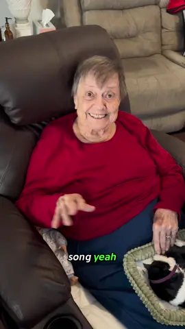 This music box is awesome #ENDALZ #alzheimerscare #caregiver #alzheimerscaregiver #alzheimer #alzheimers #dementia #kindness #alzheimersdisease 