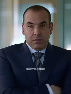 Louis face at the end is insane💀 #LouisLitt #HarveySpecter #DonnaPaulsen #JessicaPearson #Suits #SuitsNetflix 