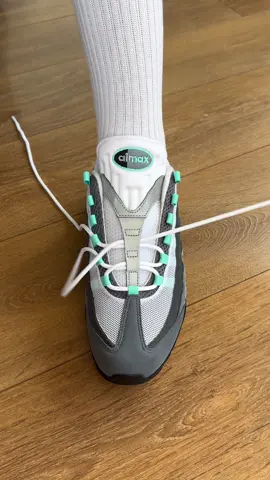 This has to be the best way to lace your air max 95s, without a doubt 😱😰 #airmax95 #airmax110 #nikeairmax95 #nikeairmax95hyperturquoise #howtolaceairmax #howtolaceairmax95s #howtolace95s #airmax95lacingtutorial #lacingtutorial #shoeslacing #shoelacingstyle #howtolacesneakers #howtolaceshoes #tieshoes #tiesneakers #shoeslacesmethod #lacingupsneakers #sneakerhacks #sneakerheads #sneakertok #streetwear #samalxr #alxr 