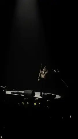 happy birthday thomas 💋 throwback to his solo in Manchester for his special day 🌟 #maneskin #foryou #viral #foryoupage #fyp #måneskin #dlaciebie #xyzbca #throwback #thomasraggi #concert #manchester #aoarena #birthday #guitarsolo #guitarist 
