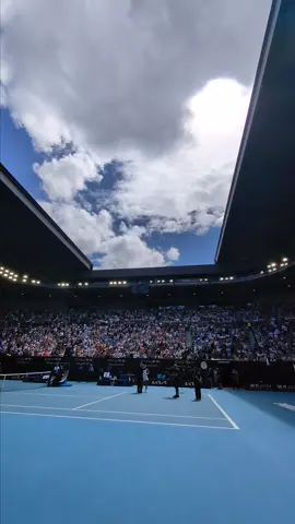 Rod Laver Arena in all its glory 🏟️ #PixelPerspective    The roof is opening and shining a light on Iga Swiatek ☀️ @Google Pixel  #Sponsorship