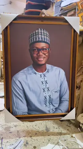 20x30 inches size brown frame. Available in all sizes😊