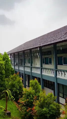 di daerah kalian lagi pada musim apa nihh?.. #hujan #sekolah 