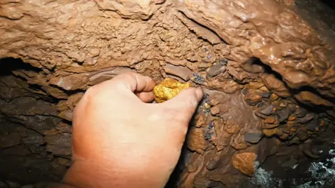 三百米的地下隐藏黄金宫殿，里面都是金黄色，还有狗头金 #山洞  #户外探险  #黄金宫殿