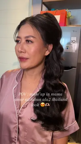 semoga kita semua awet muda smp tua seperti clientku ya ☺️🙏🏻🩷 #muasurabaya #thaimakeuplook #softglammakeup #maturemakeup #fyp 