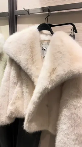 ZARA fur coat . Just run!!! @ZARA #zara #zarafurcoat #zarawhite #newinzara #zaranewin #zarahaul #zaraoutfit #zarafurcoatdupe #zarafurcoats #tryon #fashion #fashiontiktok #fyp #fypシ゚viral #perte #pertedepoids #parati 