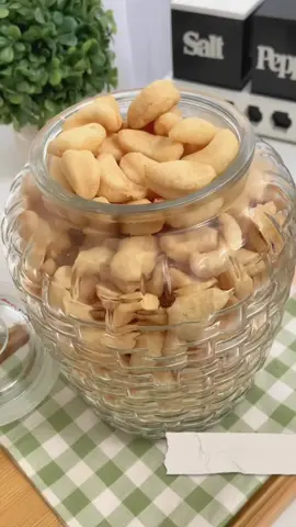 Amplang Kuku Macan Ikan tenggiri - 125 gr Daging ikan tenggiri 3 Siung bawang putih, haluskan 1 Butir telur 1 Kuning telur 1/2 sdt Baking Soda 1/2 sdt Garam 1/4 Kaldu bubuk 2 sdm Gula pasir 1/2 sdt Micin Kurleb 250 gr Tepung Tapioka - Langkah 1. Campur daging ikan, bawang putih halus 2. TIDAK KEVIDEO 😭 ( masukkan telur, garam, gula, micin, kaldu bubuk, baking soda ) 3. Mixer hgg semua tercampur dan gula larut 4. Masukkan tepung tapioka, uleni hgg kalis 5. Ambil sdkt adonan lalu cetak 6. Siapkan wajan yg beisi minyak 7. Masukkan adonan yg sdh d cetak, lalu nyalakan api kompor , gunakan api sedang cenderung besar 8. Biarkan hgg amplangnya mengembang, baru mulai mengaduk2 9. Setelah semua mengembang, kecilkan api , aduk trs ya kurleb 25-30 menit 10. Sebelum di angkat, cek dulu 1 amplang, bila sdh garing, angkat semua 11. Setelah itu taburi ampang dgn bawang putih goreng, agar lebih gurih dan harum