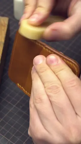 Applying wax for more shiner effect on leather edges. #leathercrafting #leatherwork #handmade #edc #asmr 