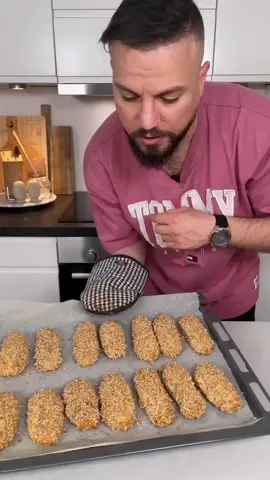 كعك ابو السمسم بطريقة ناجحة وسهلة 🥨🔥 المقادير: 3كوب طحين  1كوب سمن حيواني أو نباتي  1كوب سكر مطحون نصف كوب ماء دافىء 3 ملاعق كبيرة حليب بودره ملعقة صغيرة لكل من ( هيل مطحون، بيكنك باودر، صودا) #سمسم #شيرة (قطر) الطريقة كامله وموضحة في الفيديو  توضع في الفرن على درجة حرارة 200 النار فوق وتحت على الرف الوسط لمدة 25 دقيقة ⏰ ⭕️ملاحظه : اذا شفتو الكعك بعده لين عندكم عادي بس يبرد راح يتماسك ويوصل للقوام المطلوب  الطريقة مضبوطه وناجحة جربوه وان شاء الله تعجبكم والف عافيه 🔥🥨🔥🥨😍🔥🥨☕️🫖