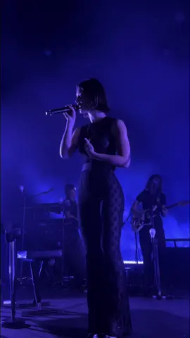 gracie abrams performing where do we go now? in paris #gracieabrams #gracie #gracietok #goodriddancetour #goodriddance 