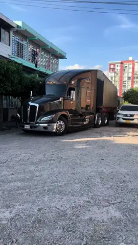 Mera chimba 😍 MODEL 2024 #kenwortht680 #nueva #kenwrothcolombia #bajoperfil #fyp #fypシ゚viral #sigueme_y_te_sigo #dandolora😎😎😎 #estiloamericano #camionesconestilo #almejorestilocamionero #2024✌️🥹 @Villalobos Daniel's @Freckles @REY-PH @Yurany❤️‍🔥🚛 @🎀👸LA BEBY DEL VOLANTE🚨🚛 @<[GUAYITA_PH]> @@cebollitas56 @@duvanceleita3 