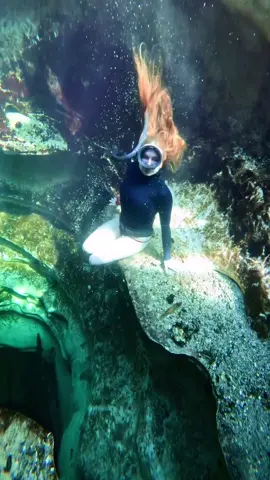 NO FINS NO PROBLEM 😌 #nofin #freediver #freediving #underwater #nofins 