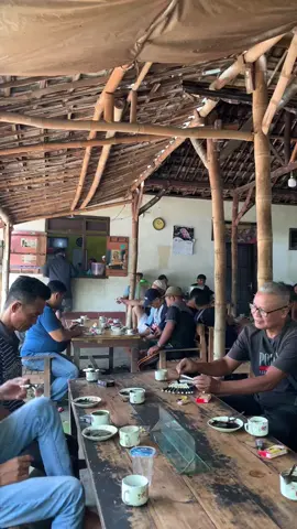wayahe ngopi nandi cah esuk2 ngenei penak e ??? lokasi warkop sutris sc tktk :: will.dan  #tulungagung #tulungagung24jam #tulungagung #kotacethe #ngopi #wisata #nasigorengpangeran 