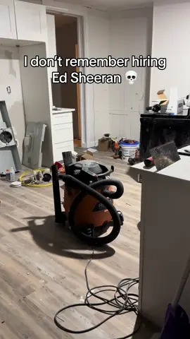 Dude’s a better singer than worker 🤷‍♂️ #edsheeran #liveperformance #caughtoncamera #talent #popmusic #singer #sing #fyp 