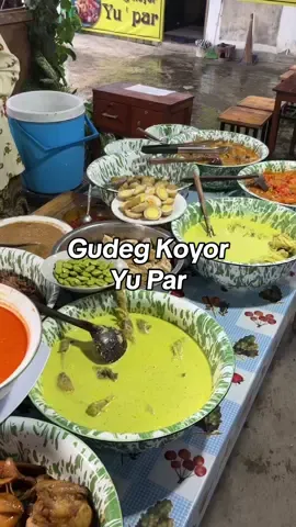 Sekali kali cari Makan malam di daerah imogiri, jogja selatan.  Koyornya empuk banget juarak 🤤 📍Gudeg Koyor Yu Par ⏰ 17.00-24.00 #kuliner #kulinerjogja #kukinermalam #gudegkoyor 