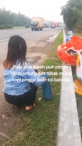 Merasa terbantu ada mbak jual kopi pinggir jalan tol,,🙏