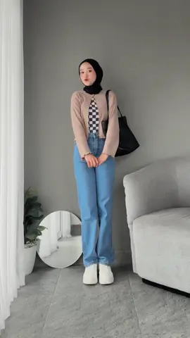 Simple outfit hangeout pake Jeans yang pas bgt pinggangnya udah gt modelnya hightwaist, sukak 🫶 Celana link bio n• : 670 [size 27 ]  Inner catur 10rb n• : 238 Crop top 30rban n• : 547 Sepatu n• : 624 Tote bag n• : 639 #Jiniso #JinisoEmangKeren #HighwaistJeans #baggyjeans #outfitinspo #ootdhijab 