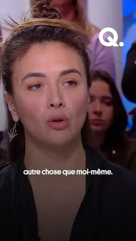 Julie Duval, la comédienne qui allie boxe et théâtre dans son spectacle « L’odeur de la guerre », revient sur les difficultés de son adolescence. #julieduval #theatre #video #interview #lodeurdelaguerre #boxe #humour #lol #guerre #adolescence #duval