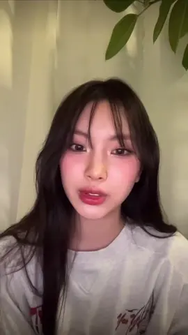Hyein’s phoning live 📱: doing a 개구리 (frog) 🐸 face, thanking bunnies for supporting her earlier MC-ing in Music Bank in english 🐰 and popopopipo 🐹 #hyein #newjeans #phoning