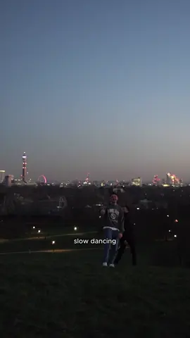 Slow dancing on primrose hill #slowdancing #altmusic #trending #primrosehill 