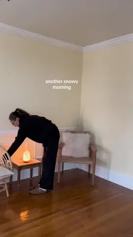 Another snowy morning routine ❄️ are you a fan of winter? The cozy vibes are great but i prefer the sunshine haha #cozymorning #cozymorningroutine #cozywintervibes #cozyvibes #morningroutine #morningaesthetic #wintermorning 