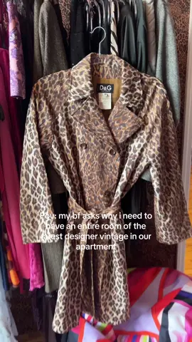 Come shop with me 💋💋💋 #vintageshowroom #brooklynvintageshopping #nycvintage 