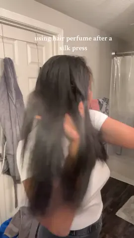 silk press & hot tool hack🤎 do u use a hair perfume after heat products? i used to be sad my straight hair smelled like heat but my curly hair smelled amazinggg. thank God for all the advancements in hair care. this helps so much 🙌🏾 dry shampoo helps as well + has diff benefits💕 #silkpress #silkpressseason #hairperfume #healthyhair #healthyhairtips #naturalhair #naturalhaircare #naturalhairtips #BeautyTok