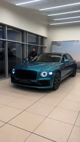 #FindFrazerFriday 🕵🏼 Someone’s taken a shine to our Topaz Blue Flying Spur.  Can you blame him 🤷🏼‍♀️ #Edinburgh #WorldOfBentley #bentley #BentleyEdinburgh #carsoftiktok #BentleyMotors #automotive #cars #carcommunity #cartok #automotive  