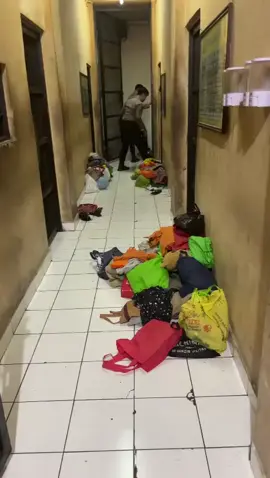 rutinitas malem ini mermeriksa kamar tahanan..
