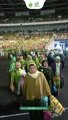 Ibu-ibu Muslimat NU dari berbagai wilayah sudah memadati stadion Gelora Bung Karno 😁☺️ Berkah untuk Indonesia dan kita semua ☺️ _ #HarlahMuslimatNU78  #NU #Harlah78MuslimatNU  #muslimatNU #NahdlatulUlama  #ppmuslimatnu #MuslimatNUHebat  #KhofifahIndarParawansa 