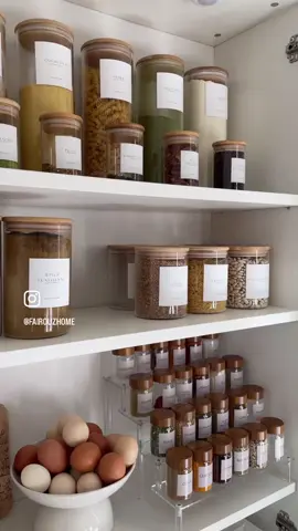 Hello ! Voici une petite vidéo de mon coin à épices/ provisions 🌾 Comme je le dis souvent, il n’y a pas besoin d’avoir une pièce cellier pour avoir un beau rangement pratique et beau visuellement.  👉🏻 Ici j’ai utiliser la bibliothèque Billy de chez IKEA qui n’est pas très profonde ni large et que j’ai pu mettre dans ma cuisine facilement !  👉🏻 Retrouvez le pack cellier complet « Selma » pour avoir les mêmes bocaux que moi mais avec votre propre personnalisation.  Dès à présent sur le site 🫶  www.fairouzhome.com  #cellier #cuisine #kitchen #bocauxpersonnalisés #rangement #minimalist #epices #pourtoi 