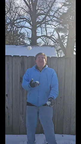 Juggling 5 Snowballs In Cold Winter Weather #fyp #foryourpage #winter #snow #snowballs #cold #weather #juggling #juggler 