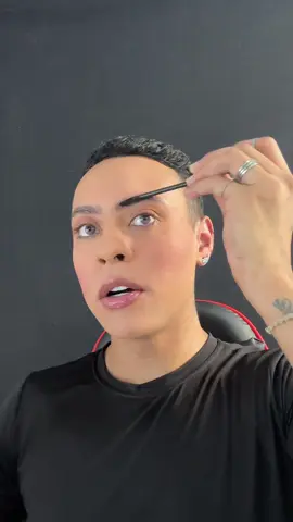 Gente o que aconteceu aqui, fui testar um gel de sobrancelha a prova  de água e olho no que deu  #sobrancelha #makeup #maquiagem 