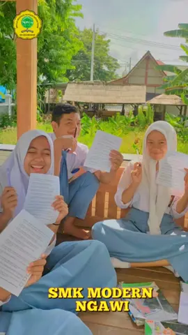 Outdoor Learning SMK Modern Ngawi.  Dengan memanfaatkan fasilitas seperti taman yang asri dan gazebo yang nyaman, SMK Modern Ngawi melakukan pembelajaran yang rileks dan menyenangkan.  SMK Modern, tidak takut belajar di luar kelas because The World is Our Classroom. #ourdoorclass #outdoorlearning #smkmodernngawi #smkfavoritngawi