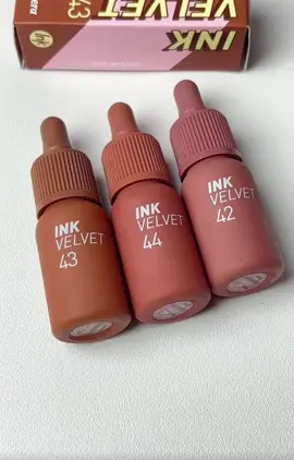Peripera ink velvet สีแบรนด์นี้น่ารักทุกสีเลย สำหรับเราเป็นทินท์ที่ทาแล้วไม่ทำให้ปากแห้งอะ ความติดทนก็โอเคอยู่  สี 42 Pinkish nude ออกนู้ดชมพูๆดูไม่ป่วย  43 Caffeine nude ออกนู้ดน้ำตาลๆ  44 Chestnut nude อันนี้ออกนู้ดชมพูแดงๆ #fyp #ลิปสติก #periperainkvelvet #peripera 