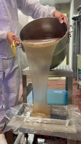 明治28年から続く絶品わらび餅の製造に密着してきた！ パワースポットとしても有名な香取神宮の御神水と国産のわらび粉・きな粉を使った手仕込みのわらび餅が出来立てで食べられます！ 弾力を感じながらも、みずみずしくとろけるような食感と上品な味わいが最高です🤤 ここまで美味しいわらび餅、初めて食べました！ お店の詳細はInstagramをチェック！ A long-established Japanese sweets shop founded in 1895. This sweets uses water from a shrine that is famous as a power spot. It has a chewy texture, a fresh and melting texture, and an elegant taste🤤 📍岩立本店 千葉県香取市香取1896 #東京グルメ #東京ランチ #わらび餅 #千葉グルメ #千葉ランチ #千葉カフェ #千葉スイーツ #東京カフェ #東京スイーツ #tokyo #tiktokfood #japanesefood #tokyofood #tokyogourmet 