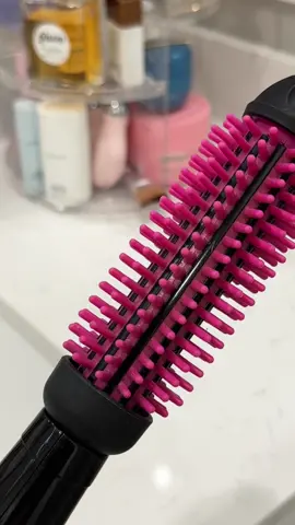 Reminder to clean your heated brushes becausd mine works 10x better now!!! 👏🏼 #revlonheatedbrush #revlon #revlonbrush #hairtok #hairhack 