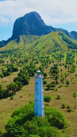 Pulau yang jarang dikunjungi wisatawan, karena aksesnya yang sulit bgt bgt dan ombaknya, tapi bener2 sepi, eksotis dan bersih, pasirnya seputih itu 😍 📍Pulau Mules, Kab.Manggarai, NTT 🇮🇩 #mulesisland #nucamolas #molasisland #pulaumules #exploreflores #flores #floresisland #floresindonesia 