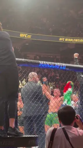 AND NEW!!!!! Dricus Du Plessis is the new UFC middleweight champion! 🏆