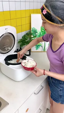 Non stick standing rice sppon , easy to clean  #fyp #foryou #tiktokmalaysia #goodthing #household #KitchenHacks#ricespoon#nonstickricespoon#senduknasi#practical