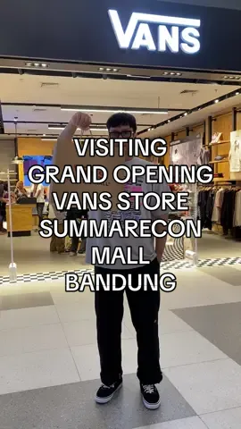 Warga Bandung timur merapat! Ga perlu jauh jauh buat dapetin koleksi vans yg kece kece ini. Tinggal dateng aja ke Vans Store yg ada di @SUMMABA 👌🏻