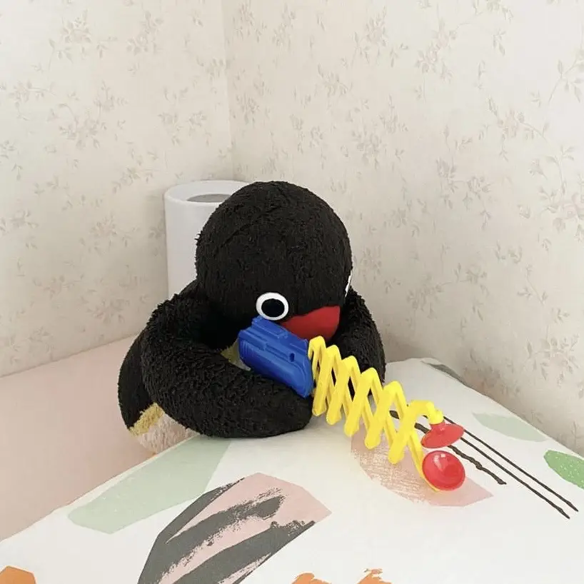 🐧😬🗑 ・ #ピングー #pingu #ぬい撮り #ペンギン #penguin #🐧 #ゴミ拾い #trash #stuffedanimals #plushies #nootnoot #japan 