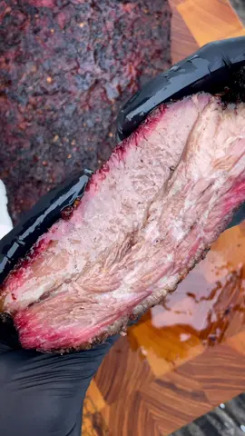 😱 JUUUCIY Brisket 🙌🏼💦  ➡️ IN😍 or OUT🙈 ⁉️ _________________________________ Heute gab's mal wieder ein schönes US Prime Brisket vom Pelletsmoker. Einfach immer wieder traumhaft! 🤤  Serviert wird es nachher zum Football wahrscheinlich auf nen kleinen Burger! 🍔😁 ➡️ Habt ihr schonmal selbst Brisket gemacht? Ein TRIMMING-TUTORIAL-VIDEO habe ich ja schon. Teil 2 (ZUBEREITUNG) habe ich noch nicht fertig geschnitten.. 🙈😅 Wer hätte Interesse?    _________________________________ #brisket #bbqbrisket #smokedmeat #beefbrisket #juicy 