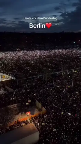 Demokratie kann wunderschön sein wenn Sie gelebt und geschützt wird wie heute in Berlin ❤️ #wirsinddiebrandmauer #berlin #niewiederistjetzt #niewieder #demo #afdno #wirsindmehr