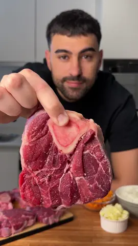 OSOBUCO: La mejor manera de hacer este corte de carne 🥩✨  • Fui a la carnicería en búsqueda de uno de los cortes de carne más económicos: el osobuco. Es una carne que es dura, con bastante grasa y un hueso en el medio (que en el centro esconde mucha magia! Vale la pena probarlo!). Si aprender a cocinarla, cosa que es súper fácil, vas a descubrir un nuevo corte para incluir en tu repertorio ❤️ • 𝕀𝕟𝕘𝕣𝕖𝕕𝕚𝕖𝕟𝕥𝕖𝕤: • 4 Rodajas de Osobuco (masomenos de 2 dedos) 🥩 + Sal, Pimienta Negra y Harina 🌾  • 1 Cebolla 🧅, 1 Zanahoria 🥕 y 2 Tallos de Apio 🌿  • Opcional: Un chorrito de Vino Tinto 🍷 (sino esto lo obvian y van directo con el caldo)  • c/n Caldo de Vegetales 🌽🫑 • • 1kg de Papas (hervidas para puré) 🥔  • 50gr Manteca 🧈 + 150cc Crema de Leche 🥛 (esto es más a ojo hasta lograr la textura deseada) • 1 Atado de Espinacas (previamente salteado, o sino espinaca congelada que esa directamente solo hay que escurrirla) 🌿 • 1 Diente de Ajo 🧄  • Un chorrito de Leche para que procese bien todo🥛  • Animense a hacer esta receta  y queden como unos chefs profesionales ❤️ • #ossobuco #osobuco #cenafacil 