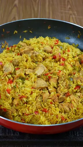 Mezcla el arroz con pollo para una cena deliciosa