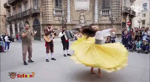 🌼 #palermo #sicilia #tarantella #dance #folkdance #perte #neiperte #quattrocanti #tradizioni #usiecostumi #tarantellasiciliana #music #chitarra #fissrmonica #musicisti #ballerina #siciliani #siciliana 