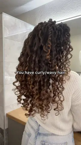 Frizz doesn’t mean your hair is damaged, it means it’s dry and you have to treat it like that 😊 #curlyhair #curly #curls #curlyhairstyle #explore #trending #hairvideos